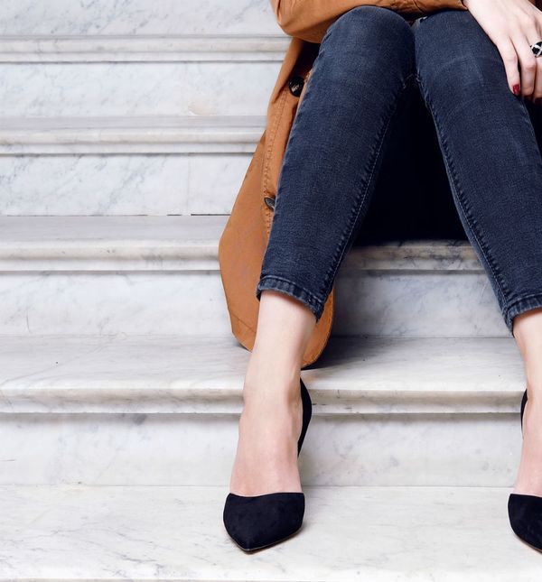 Žena u trapericama i cipelama s potpeticom