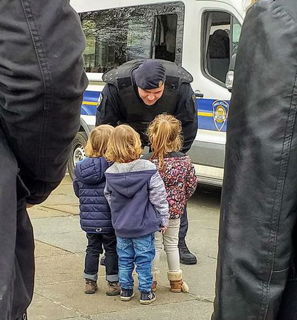 Prizor nasmiješenog policajca koji razgovara s djecom raznježio je mnoge