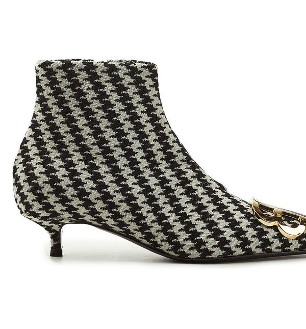 Branka Krstulović nosi karirane gležnjače sa zlatnim logom brenda Balenciaga