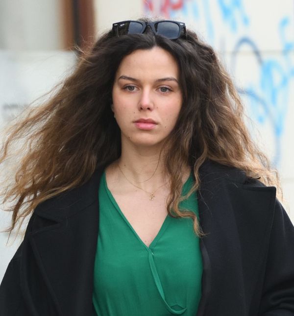 Street style brineta iz centra Zagreba u zelenoj haljini