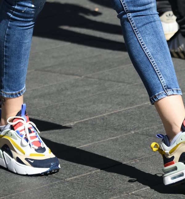 Tenisice s debljim potplatima izdužuju noge