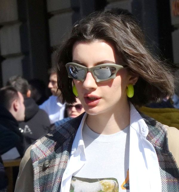 Mlada dama u efektnim cipelama iz zajedničke kolekcije brendova Y/Project i Melissa