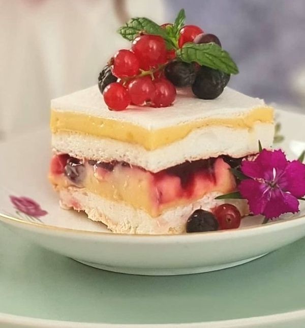 Beze kolač s višnjama