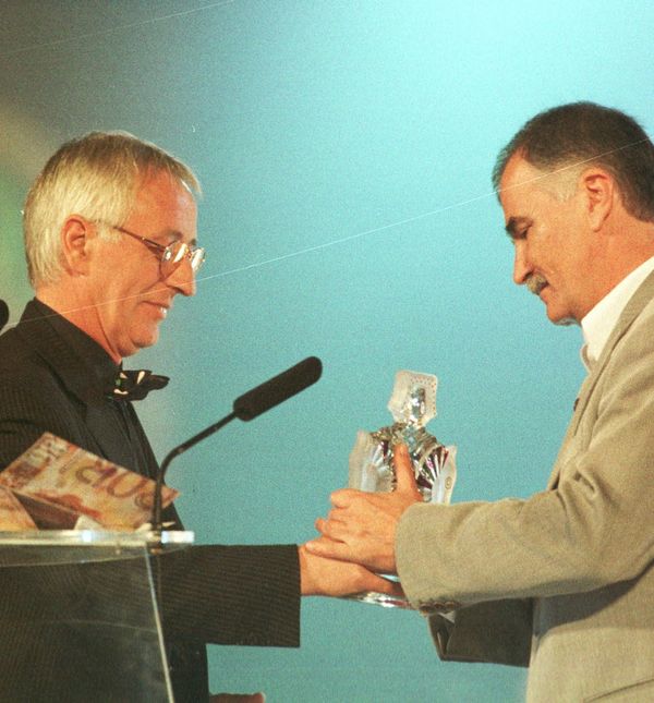 Oliver Dragojević predaje Zdenku Runjiću Porina za životno djelo 1998. godine