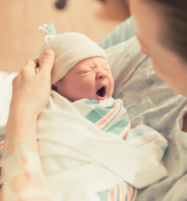 Prvi dan bebina života uzbudljiv je i iscrpljujući i za mamu i za bebu