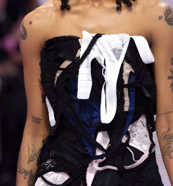 Unutar kolekcije za jesen i zimu 2024. Balenciaga je predstavila i haljinu sačinjenu od grudnjaka