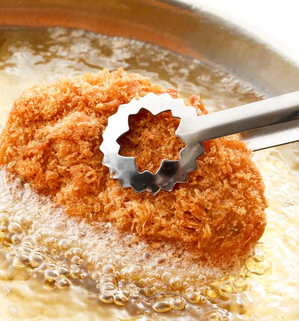 Ako ulje prska prilikom prženja, dovoljno je ubaciti koricu kruha