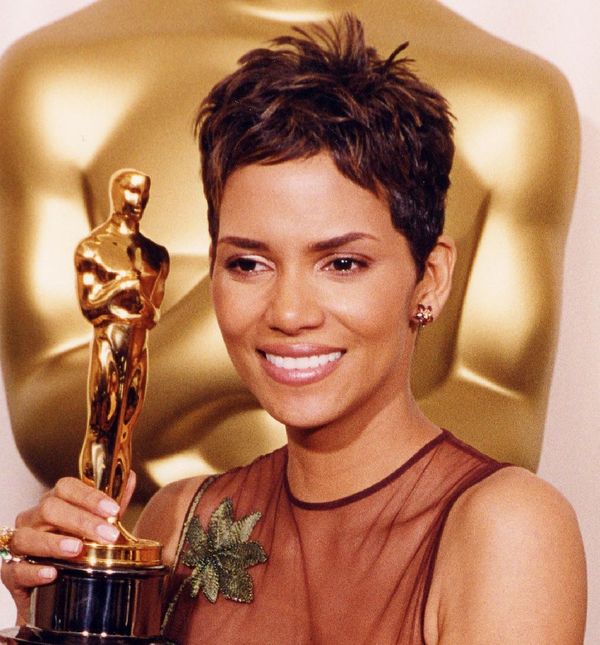 Halle Berry s kratkom razbarušenom pixie frizurom 2001. godine