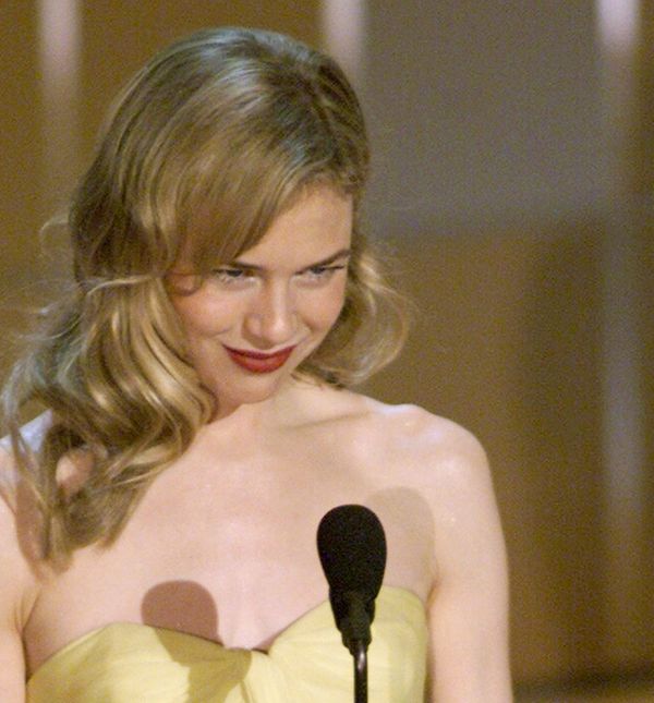 Renee Zellweger na Oscarima 2001. u haljini Jeana Dessesa