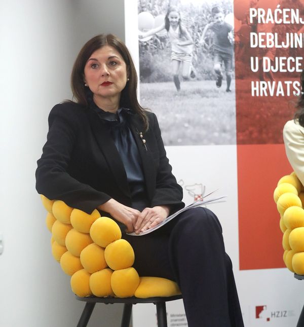 Sanja Musić Milanović u crnom odijelu