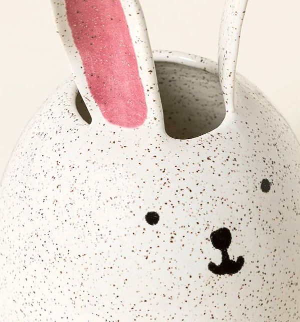 Vaza u obliku zeca ručno je izrađena i oslikana