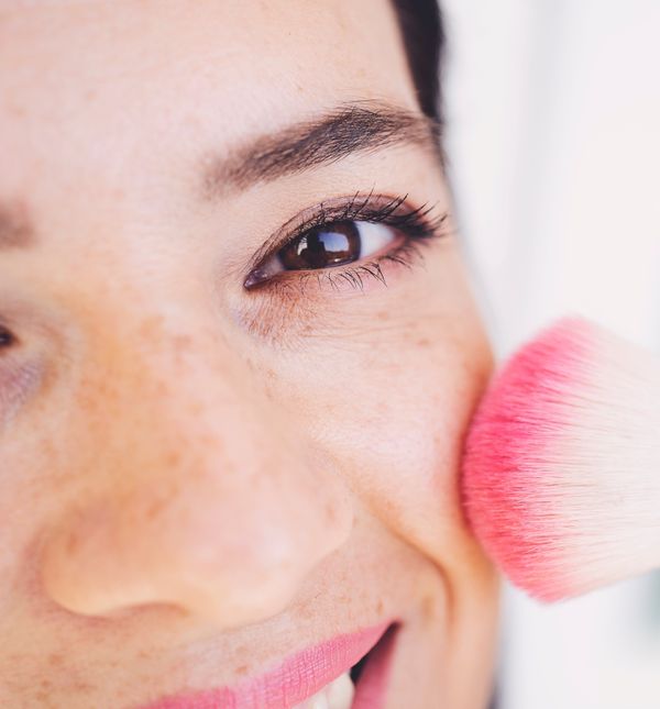 Novi make-up trend s rumenilom oduševio je mnoge