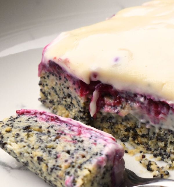 Recept za ukusni kolač od maka i šumskog voća blogerice Renate s profila @detaljživota