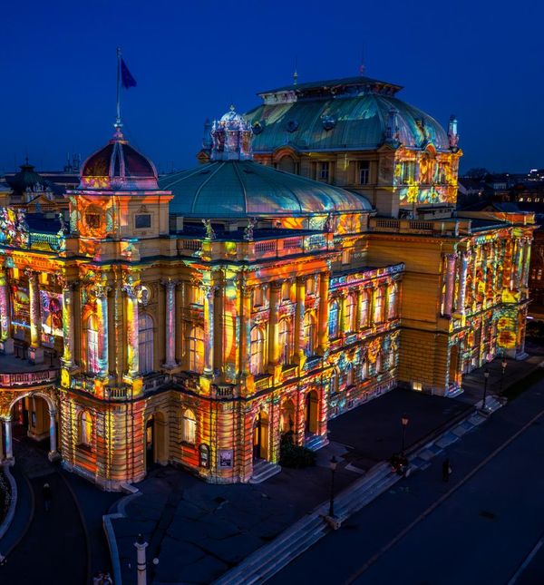 Pogled na HNK osvijetljen povodom Festivala svjetla