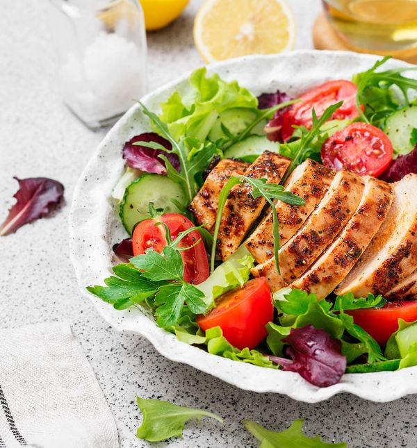 Salata s grilanom puretinom