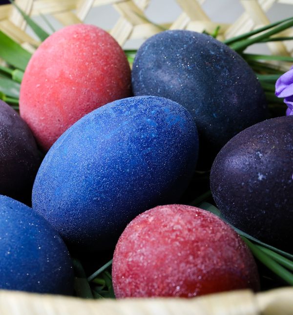 Pisanice kuhane u crnom vinu bit će ljubičaste sa šljokicama, a bijelome možete dodati jestivu boju i tako bilo koju boju prirodno posuti šljokicama