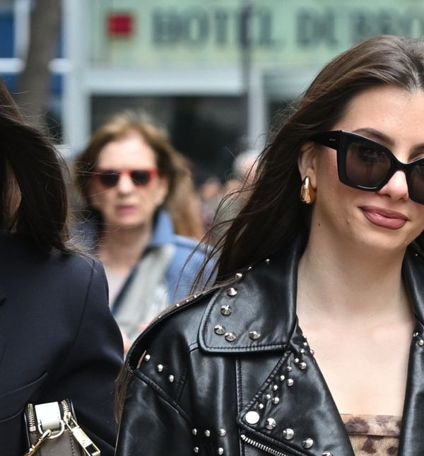 Street style brineta iz centra Zagreba uz haljinu leopard uzorka nosi crni kožnjak sa zakovicama