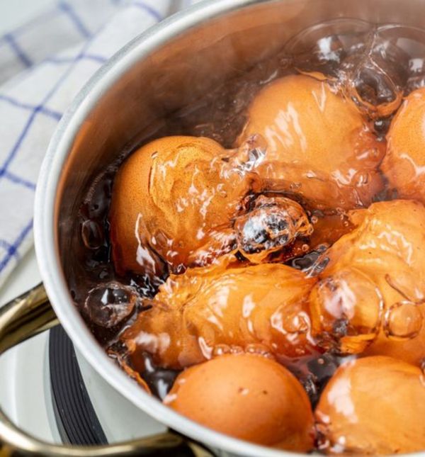 Jaja ponekad puknu tijekom kuhanja, ali postoje jednostavni trikovi koji to sprječavaju