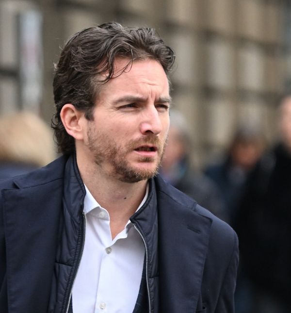 Muškarac sa špice u odličnoj klasičnoj kombinaciji