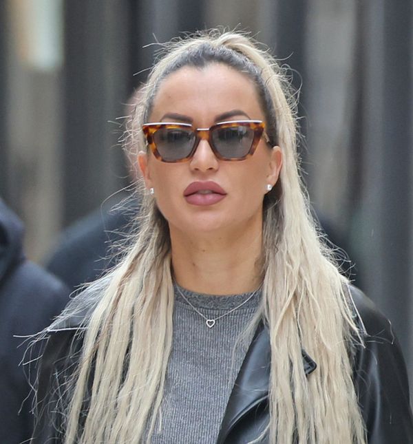 Zadarska street stylerica nosi crni kožnati kaput