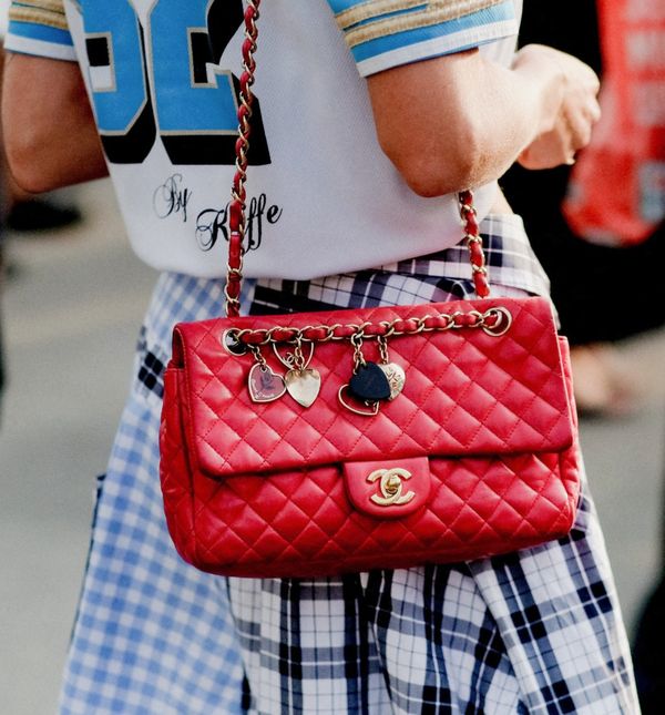 Karirani uzorak, crvena boja, miješanje sportskih i elegantnih komada – tri velika proljetna trenda