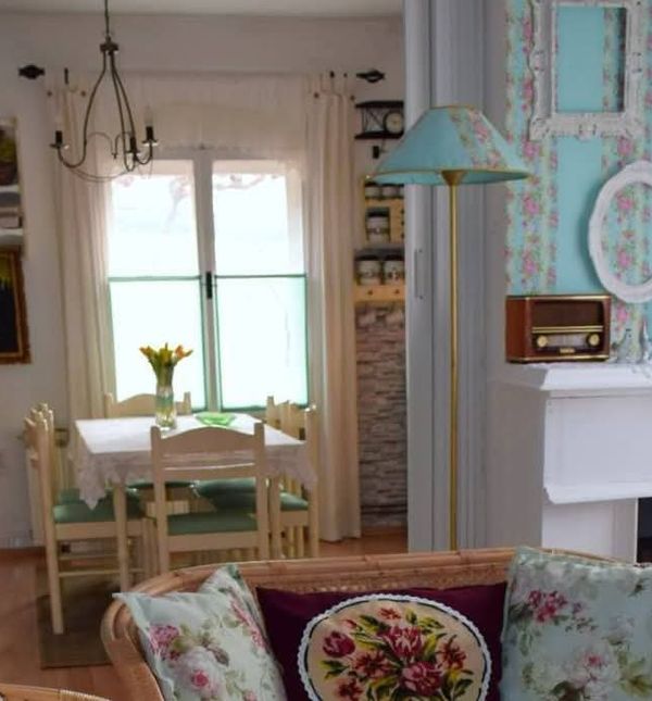 Snježana Seleš iz Osijeka umjesto tapeta na zid dnevnog boravka zalijepila je cvjetne salvete