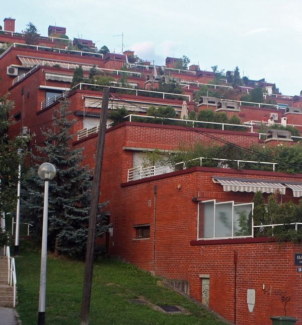 Stambena zgrada na Kajfesovom brijegu u Zagrebu izgrađena je 1987. godine