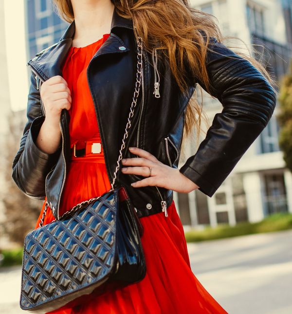 Popularne su uglavnom kraće kožnate jakne, klasičnog užeg kroja ili pak bomberice