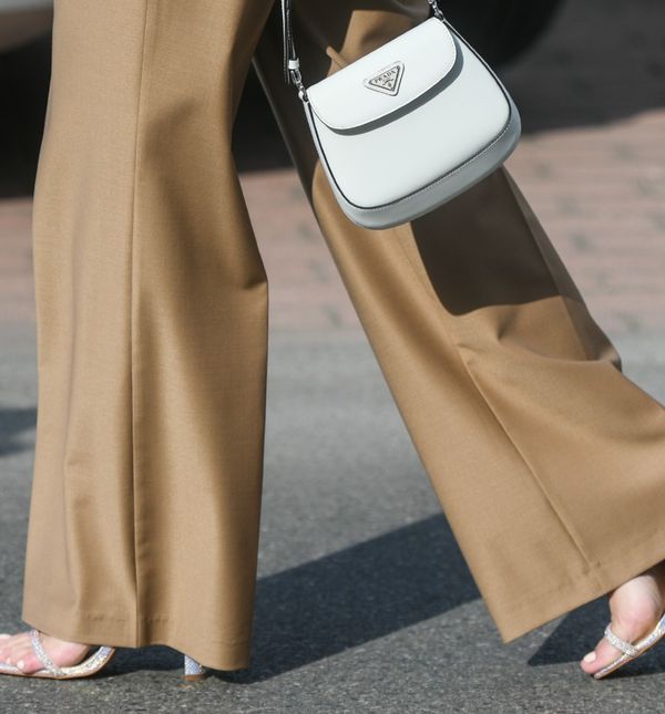 Svijetlosmeđe hlače širokog kroja hit su proljeća