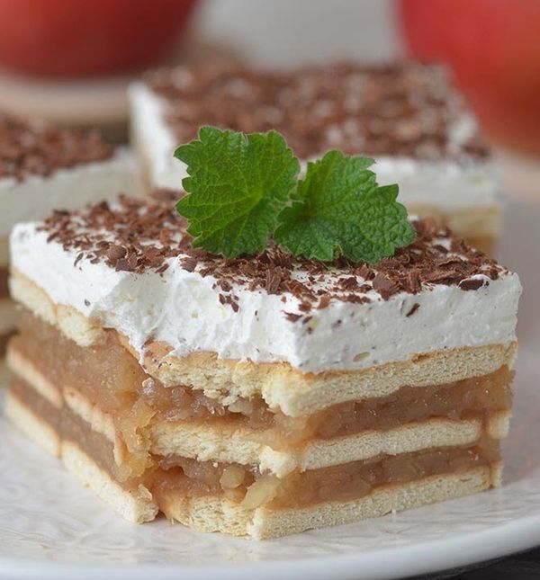 Kolač s jabukama i keksom