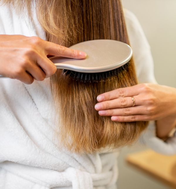 Žena češlja kosu