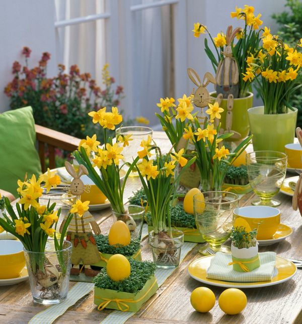 Uskrsni stol ukrašen narcisima