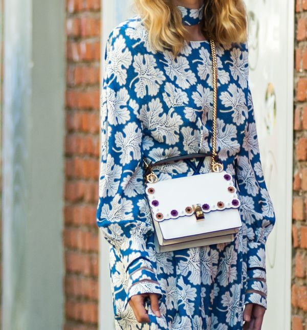 Među ženama popularne su jednobojne haljine, kao i one s uzorkom, bilo cvjetnim, prugastim, geometrijskim,...