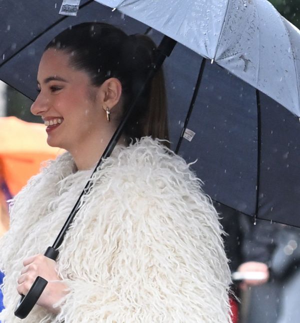 Zagrebačko izdanje ulične mode u bijeloj čupavoj jakni