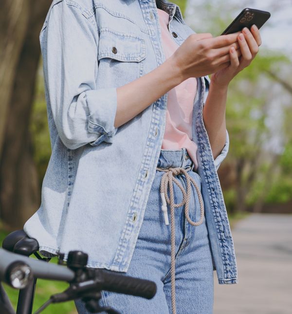 Žena u trapericama s vezicom