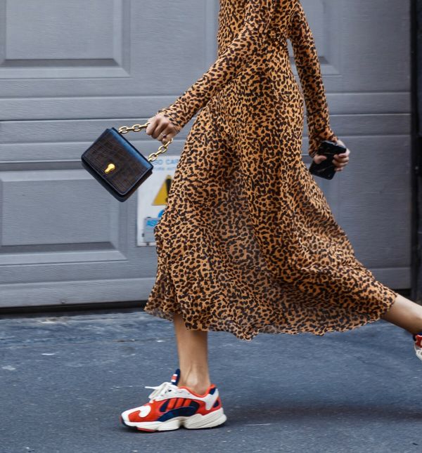 Haljina i tenisice sjajan su spoj