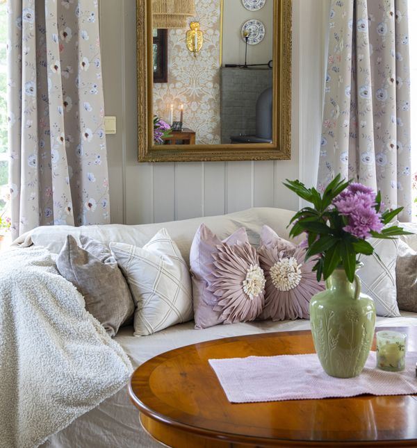 Drvena zidna obloga prostoru daje osjećaj dubine i elegancije