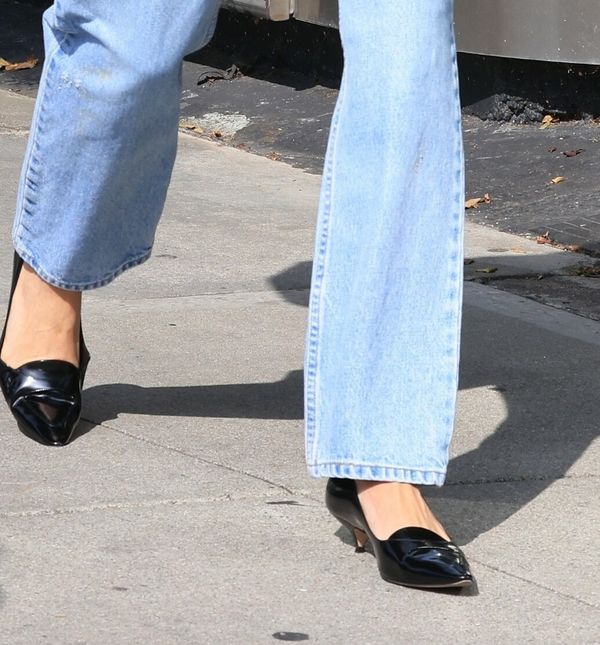 Svjetloplave traperice i cipele s kitten potpeticom nepogrešiv su spoj