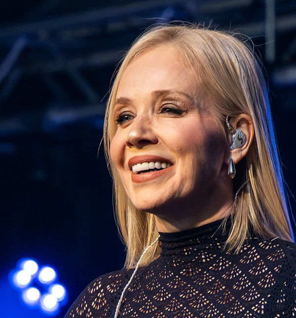 Jelena Rozga fantastično nosi ženstvene haljine koje ističu figuru