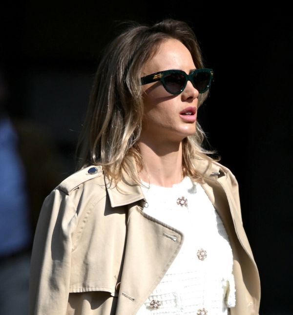 Street style mama iz centra Zagreba nosi dugački baloner bež nijanse