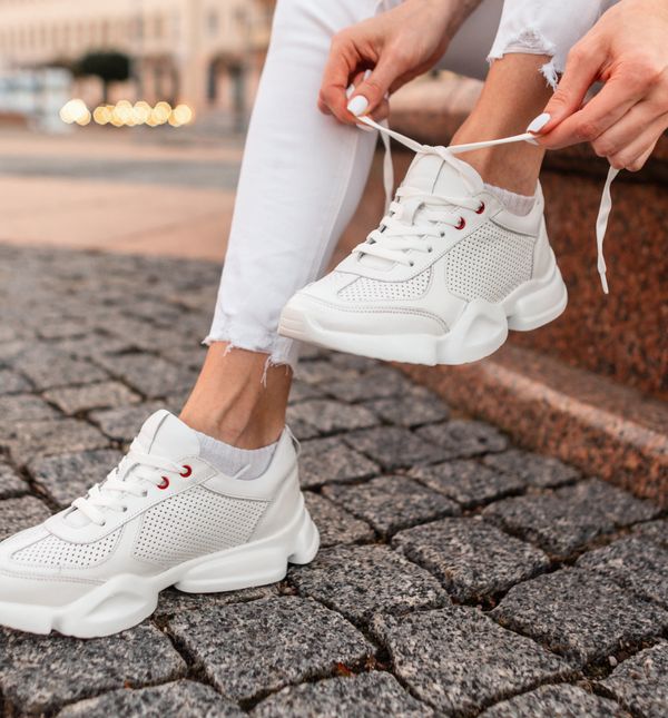 Mnoge žene bijele tenisice sve češće nose umjesto klasičnih cipela