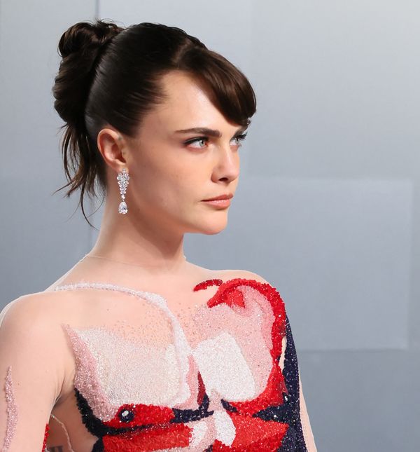 Cara Delevingne u haljini Thoma Brownea na oskarovskom partyju Vanity Faira