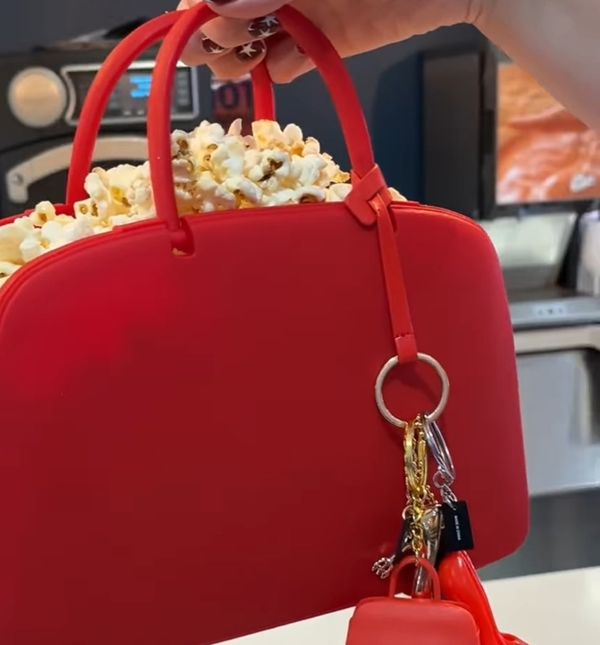 Torbica s kokicama za film Vrag nosi Pradu 2