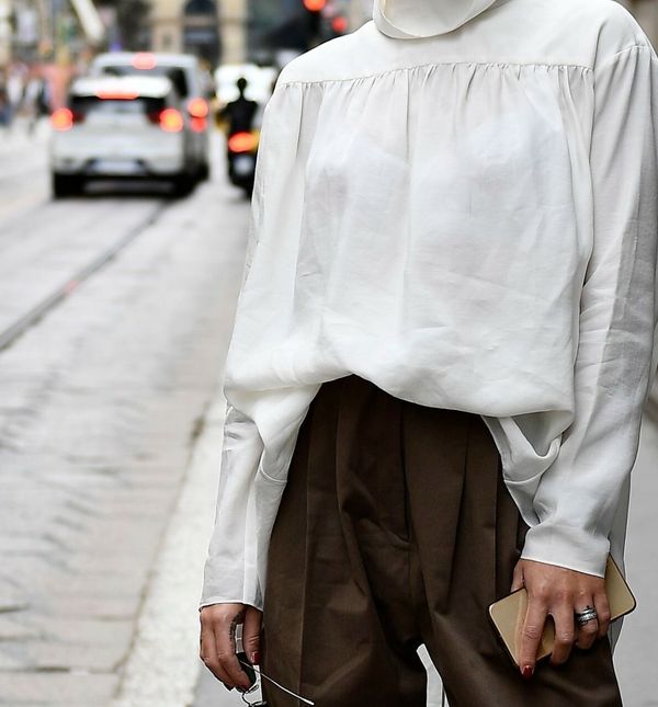 Bijela bluza je modni klasik