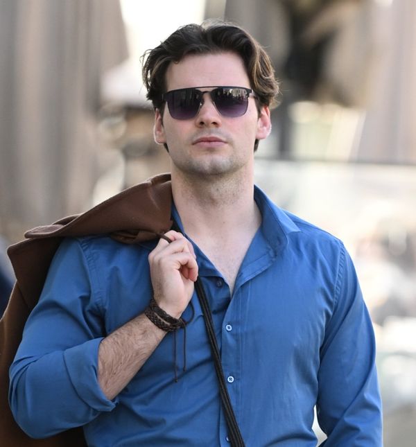 Muškarac sa špice u sjajnoj modnoj kombinaciji