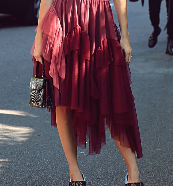 Najveća prednost asimetričnih suknji je svestranost – jednako dobro izgledaju u ležernim i elegantnijim outfitima