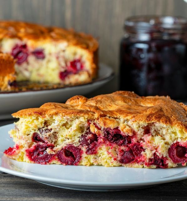 Brzi biskvit na čaše s višnjama iz kompota