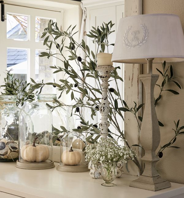 Maslinove grančice savršen su dekorativni element koji unosi dozu mediteranskog šarma i prirodne elegancije u svaki prostor