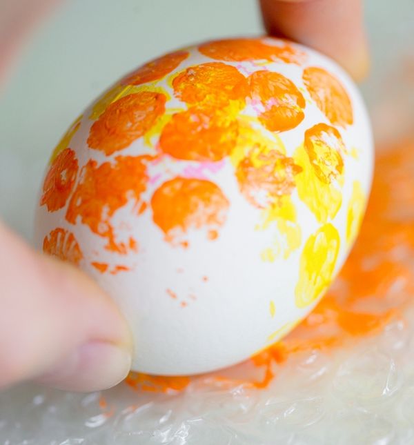 Točkaste pisanice možete postići uz pomoć pucketave folije