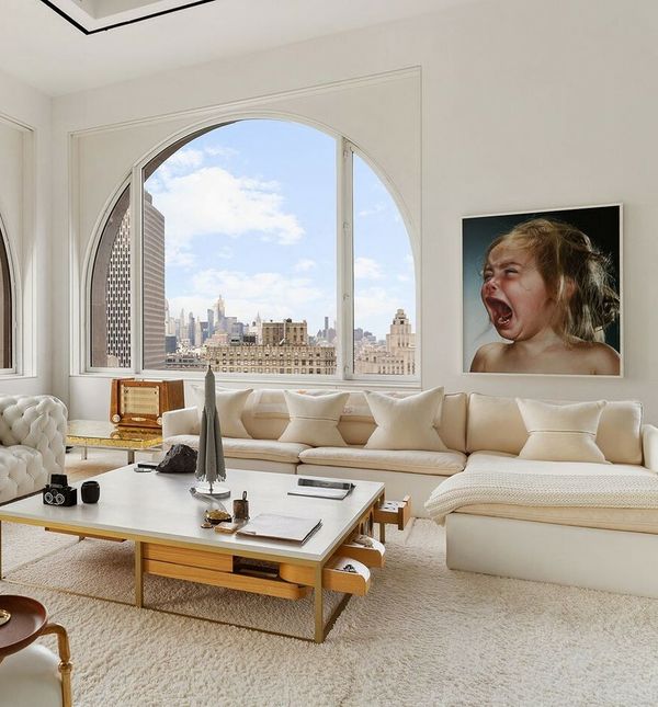 Dnevni boravak ima vrlo visoke stropove od 14 metara